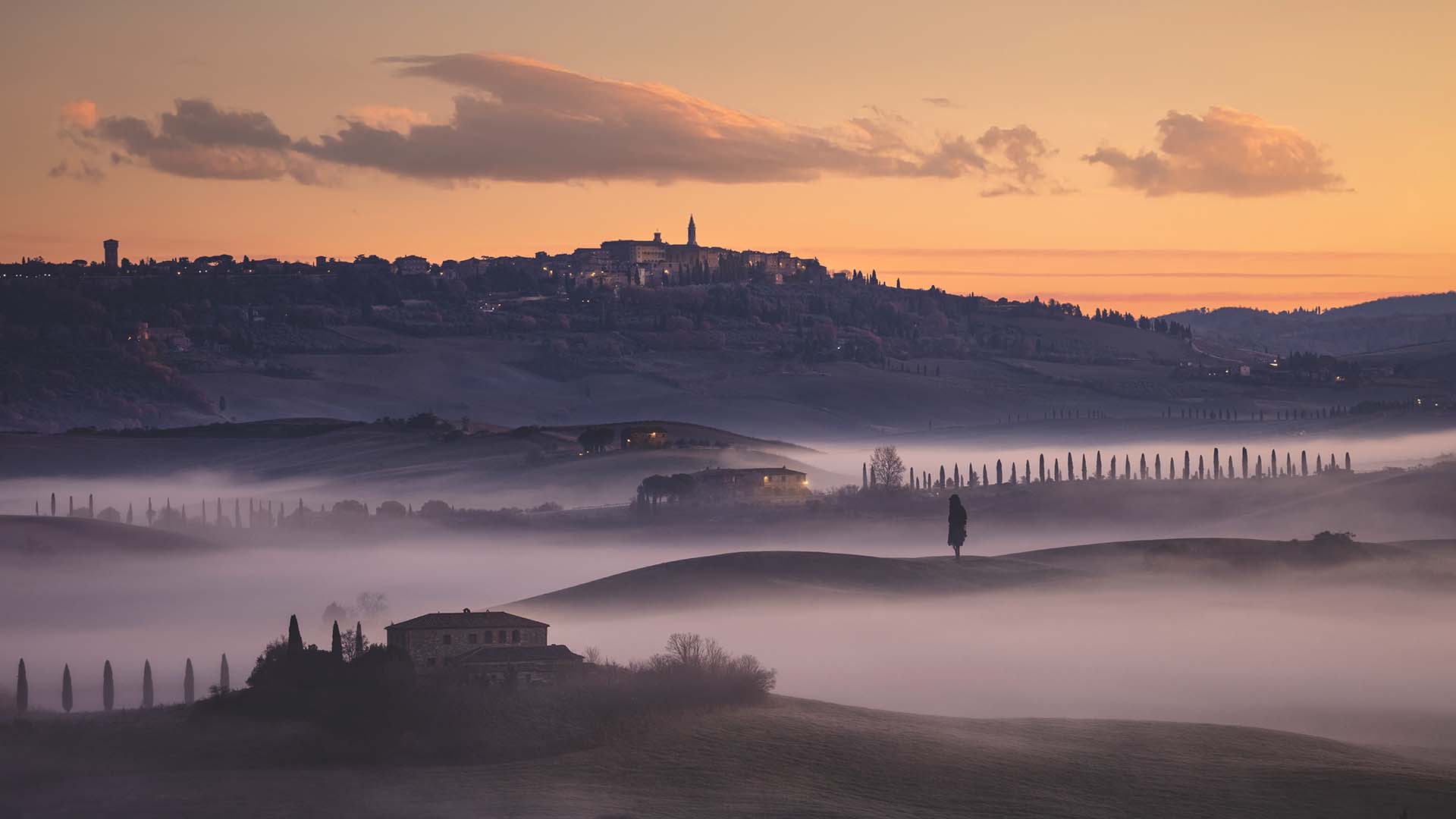 Il paesaggio collinare della Val d'Orcia con Pienza sullo sfondo.