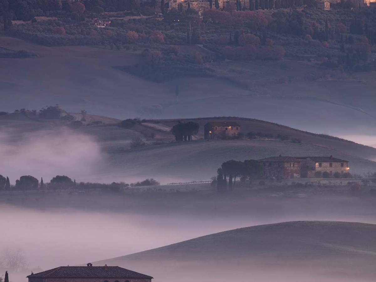 Il paesaggio collinare della Val d'Orcia con Pienza sullo sfondo.