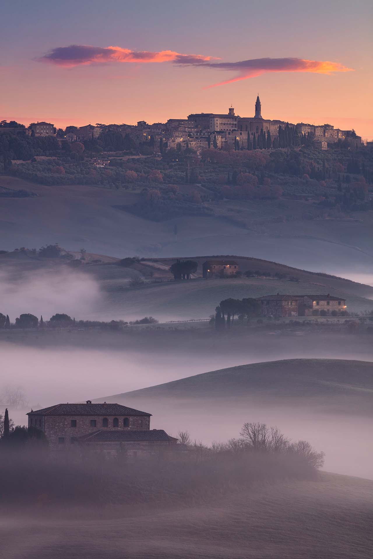 Il paesaggio collinare della Val d'Orcia con Pienza sullo sfondo.