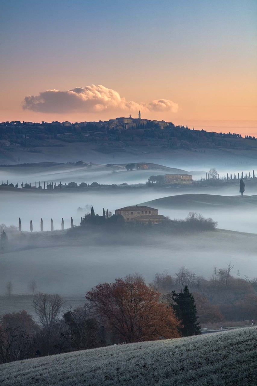 Il paesaggio collinare della Val d'Orcia con Pienza sullo sfondo.
