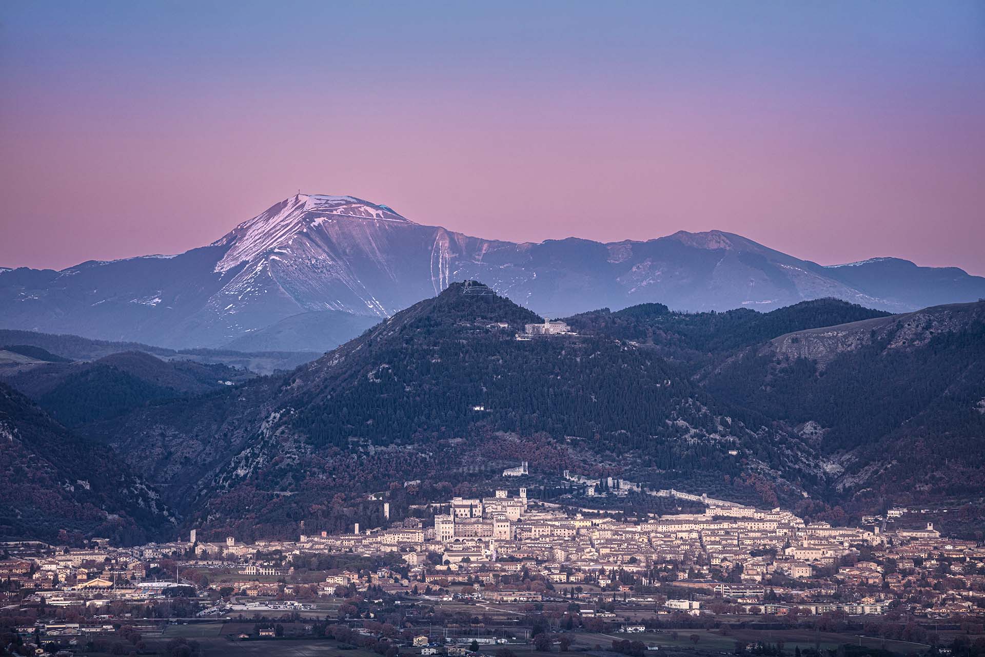 Gubbio e il Monte Catria sullo sfondo