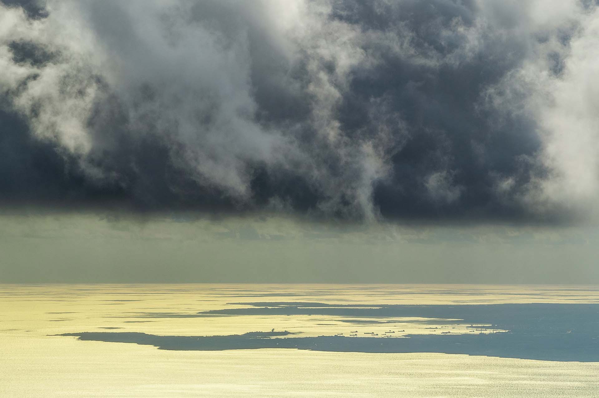 DE7U1972-Il dominio delle nubi, una vista imponente sul golfo di Augusta