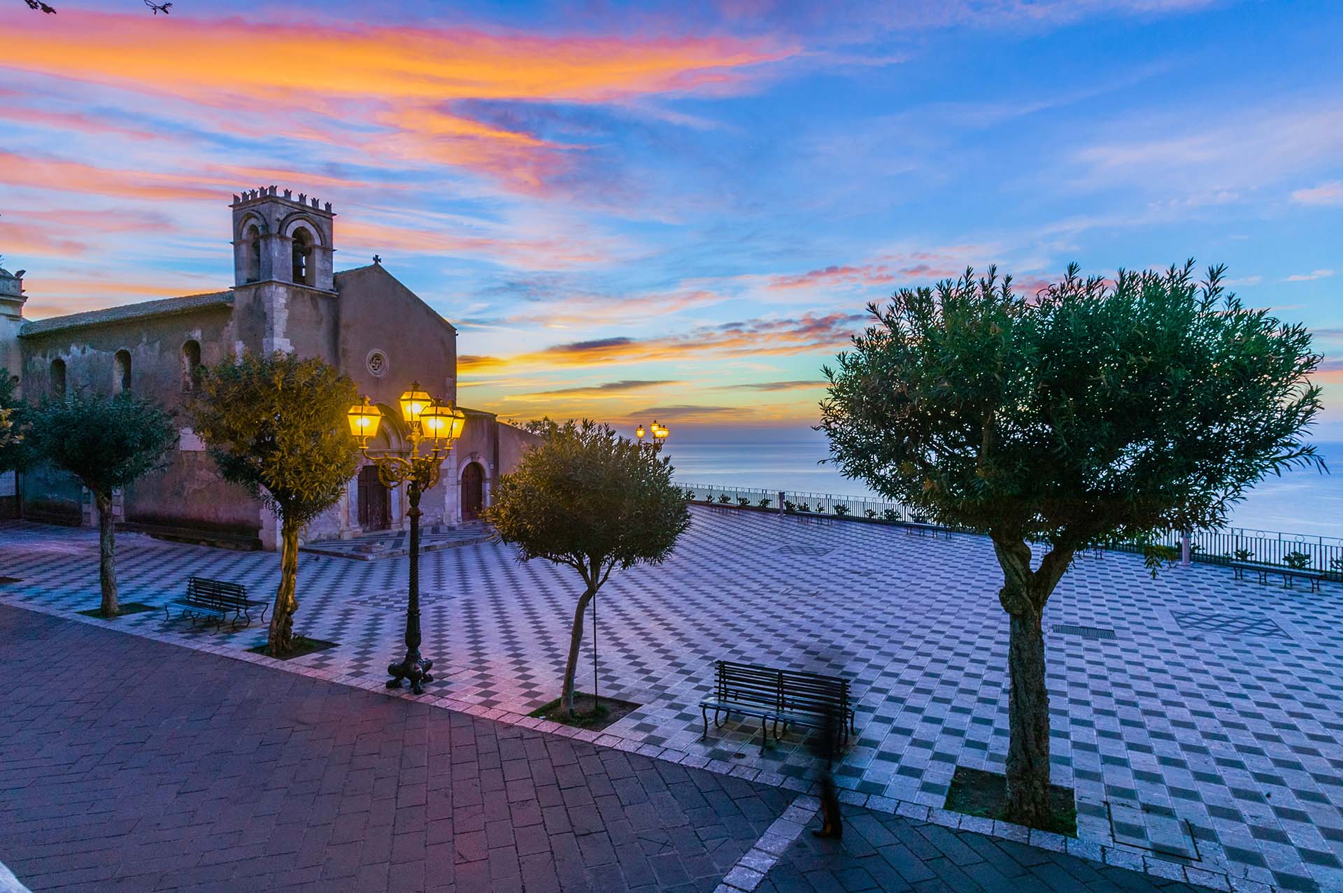 DE7U2346-Il belvedere di Taormina - piazza IX Aprile e la biblioteca comunale ex Chiesa Sant'Agostino
