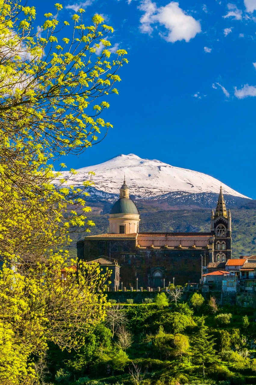 DE7U4490-La Basilica di Randazzo e la sagoma innevata dell'Etna