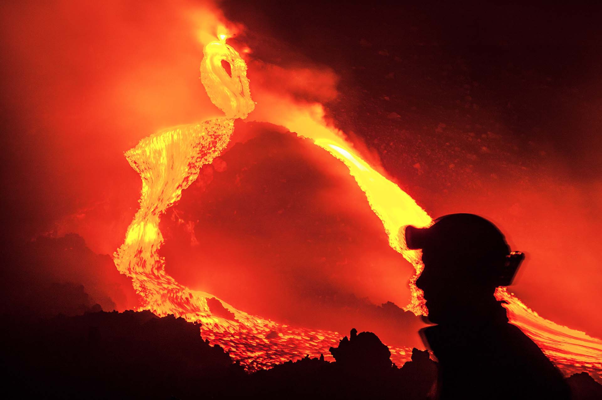 DE7U7810-Vene di magma e l'uomo davanti al respiro dell’Etna