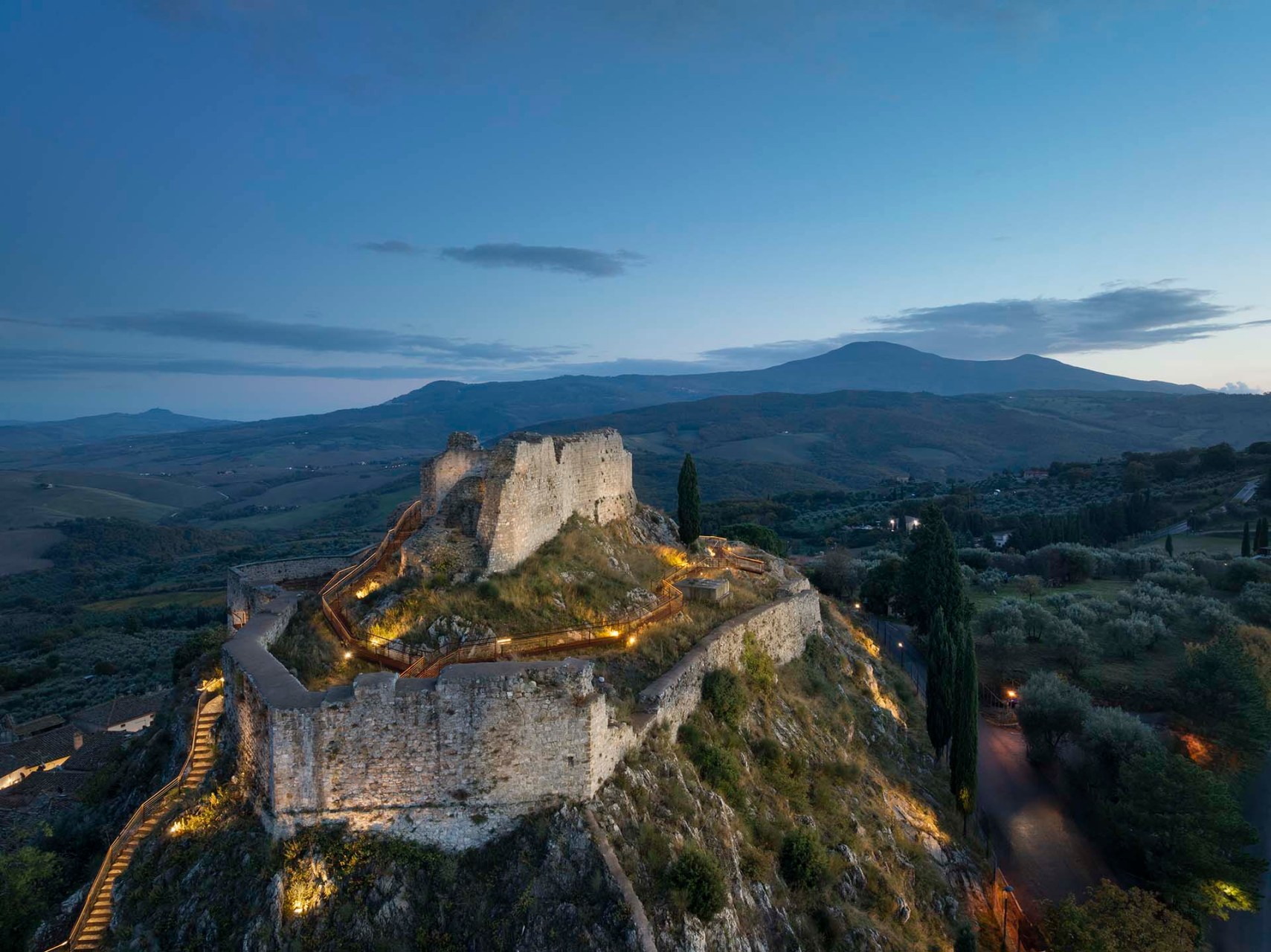 La Rocca Aldobrandesca di Castiglione d'Orcia e il Monte Amiata