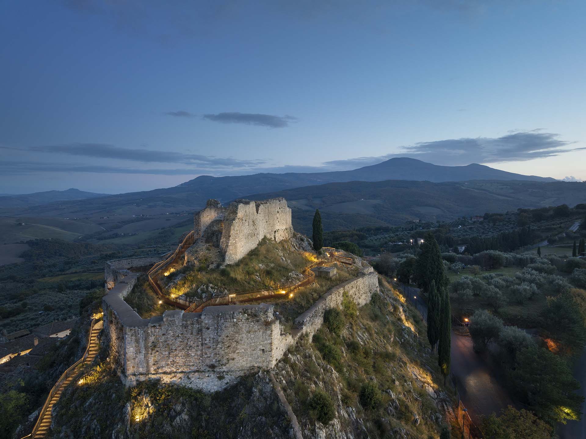 La Rocca Aldobrandesca di Castiglione d'Orcia e il Monte Amiata