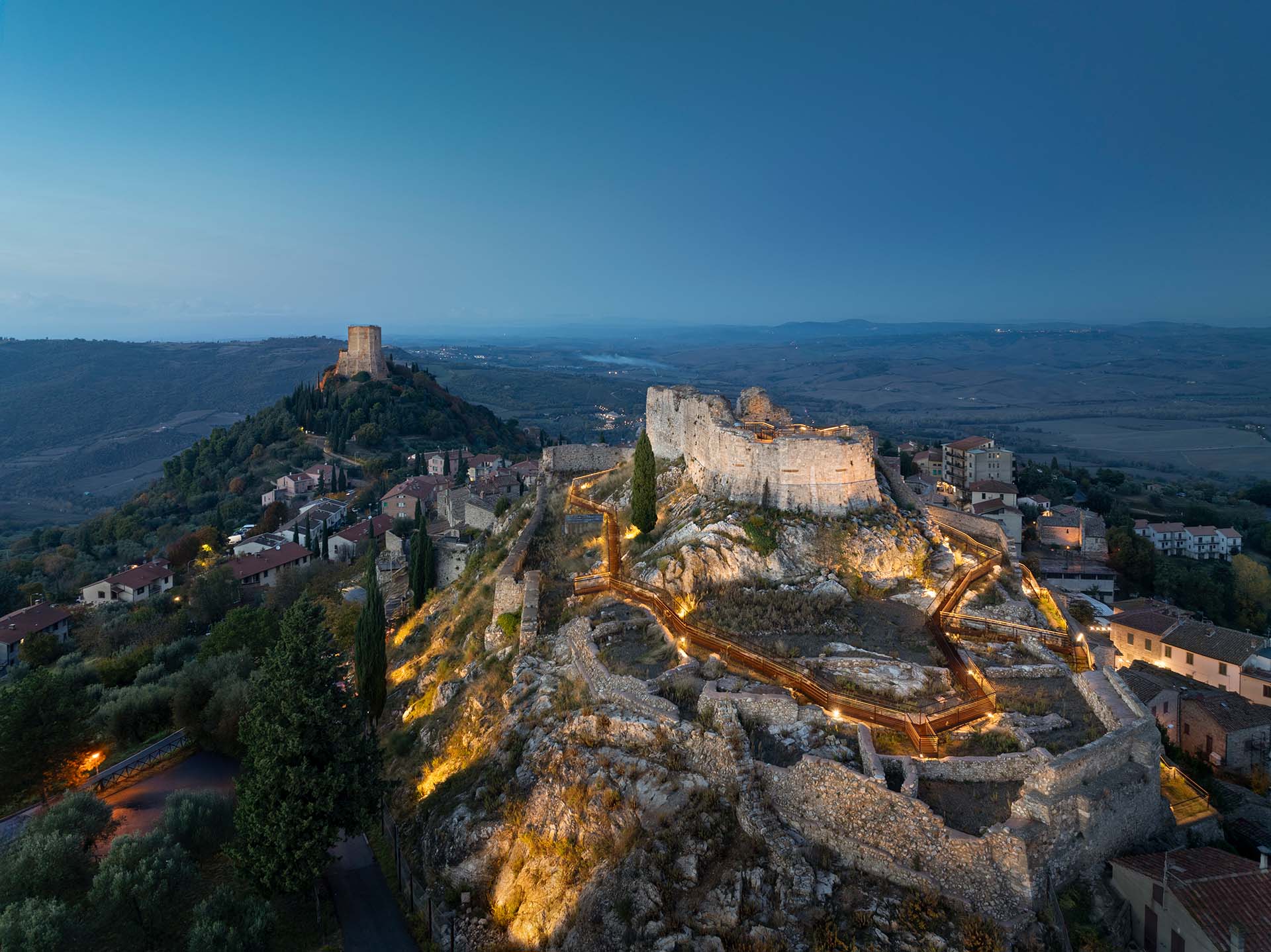 La Rocca Aldobrandesca di Castiglione d'Orcia e sullo sfondo la Rocca di Tentennano, torre medievale che domina il borgo di Rocca d'Orcia.