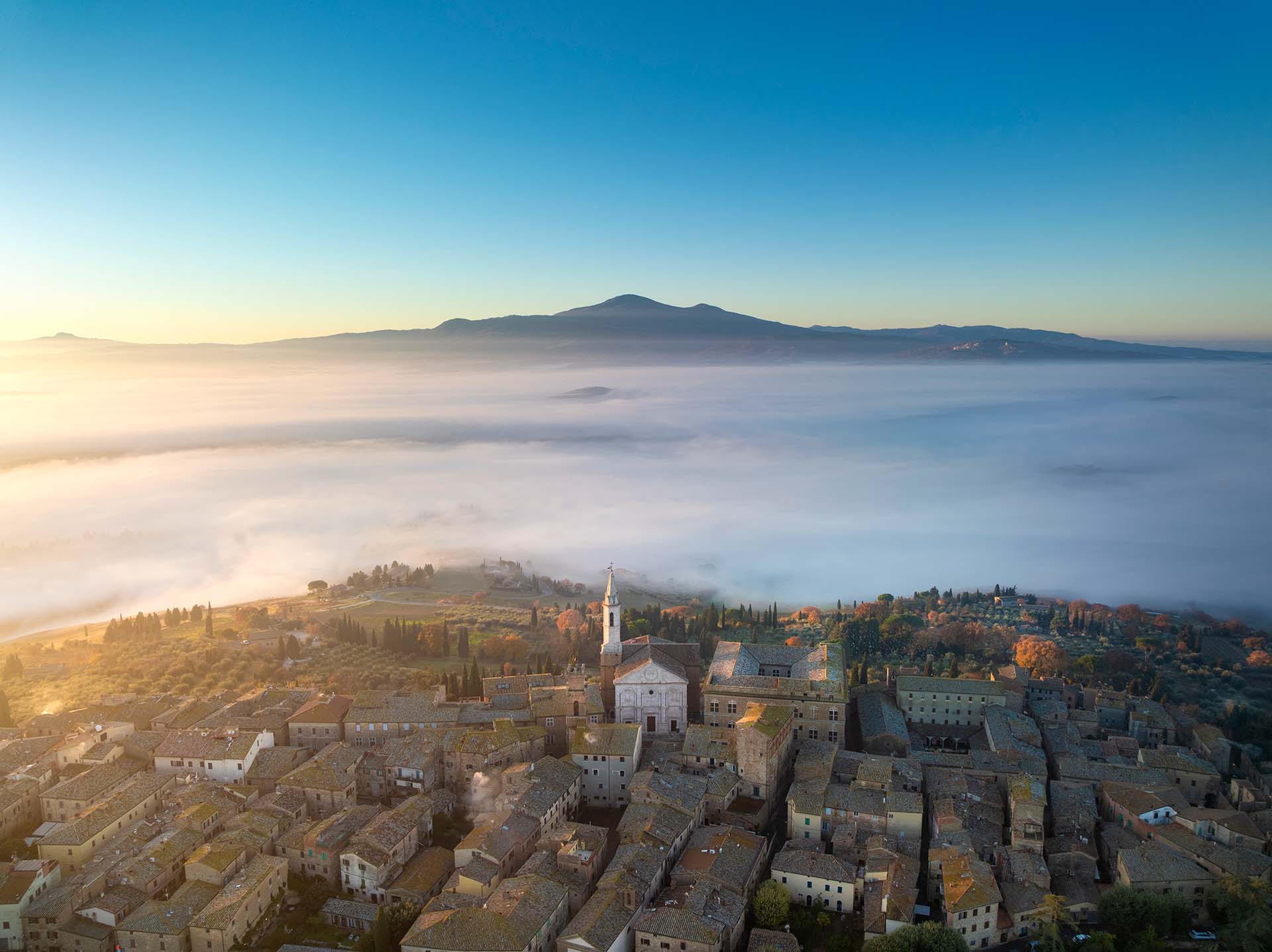 La città di Pienza con il Duomo e il Monte Amiata sullo sfondo. Copyright © by Massimo Ripani. All rights reserved 2025.