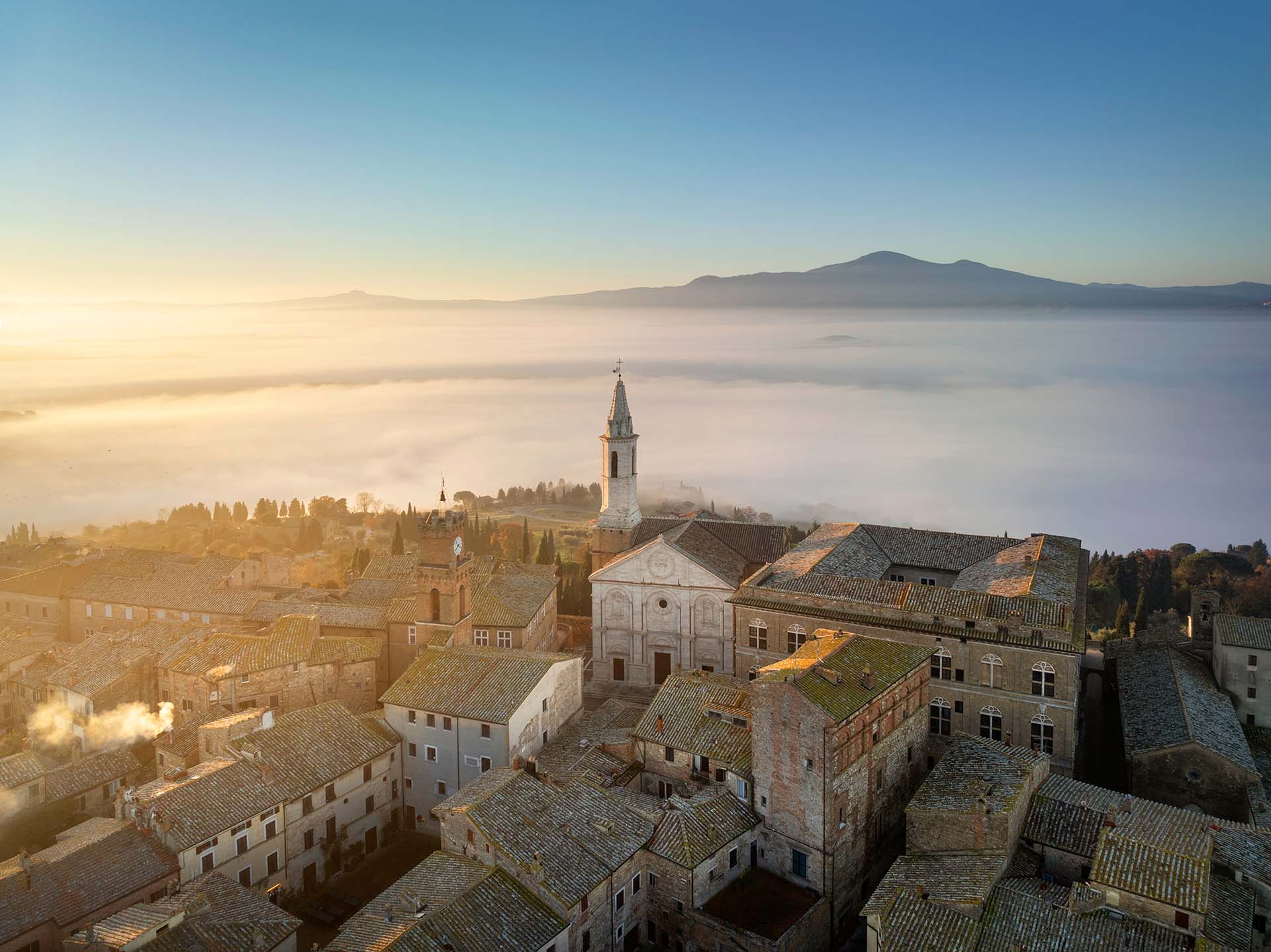 Il centro storico di Pienza con il Duomo e il Monte Amiata sullo sfondo.