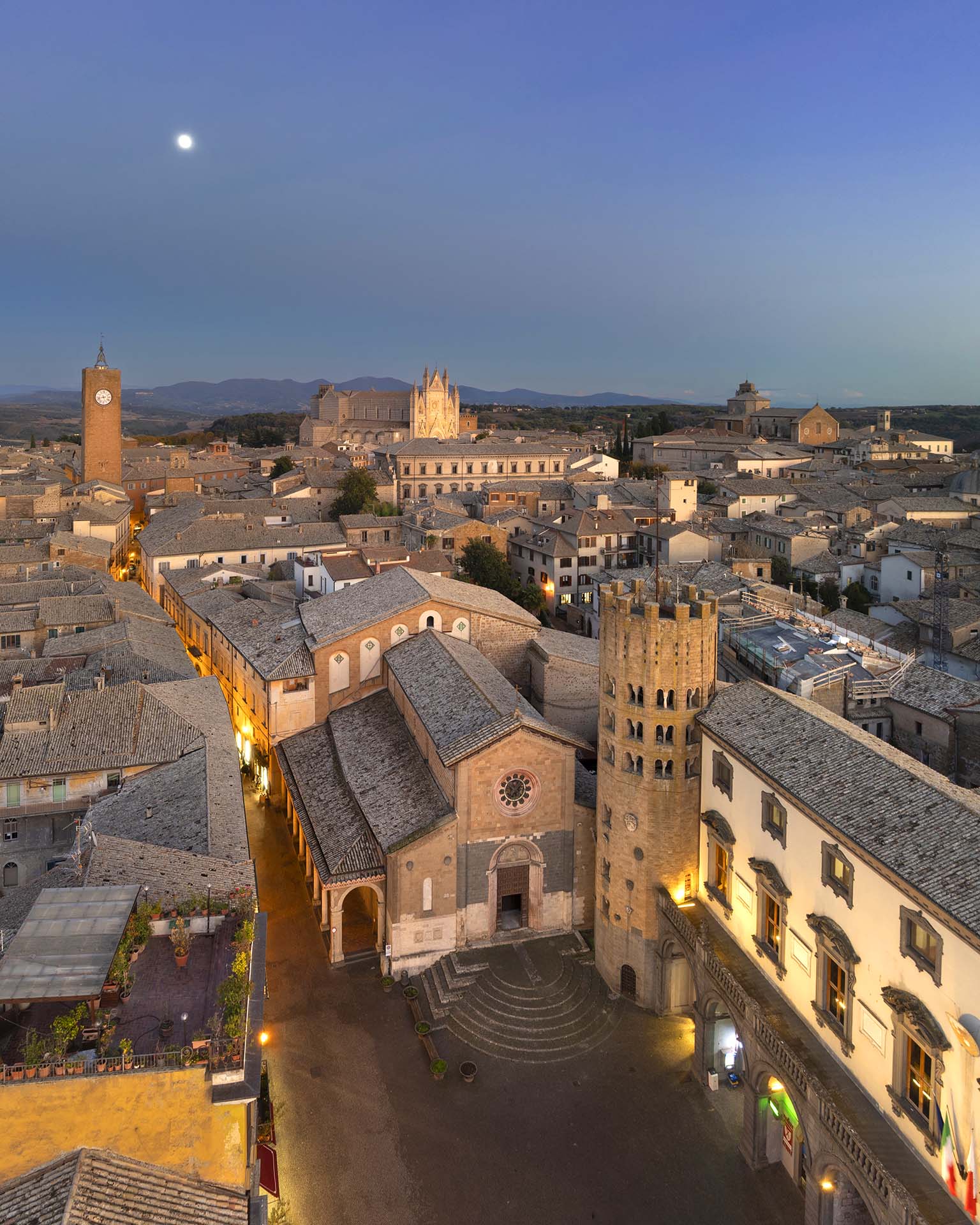 Chiesa di Sant'Andrea e sullo sfondo il Duomo di Orvieto.