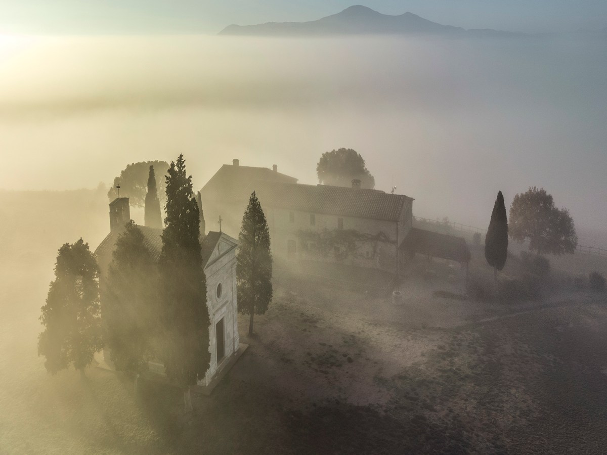 La Cappella di Vitaleta tra le nebbie della Val d'Orcia