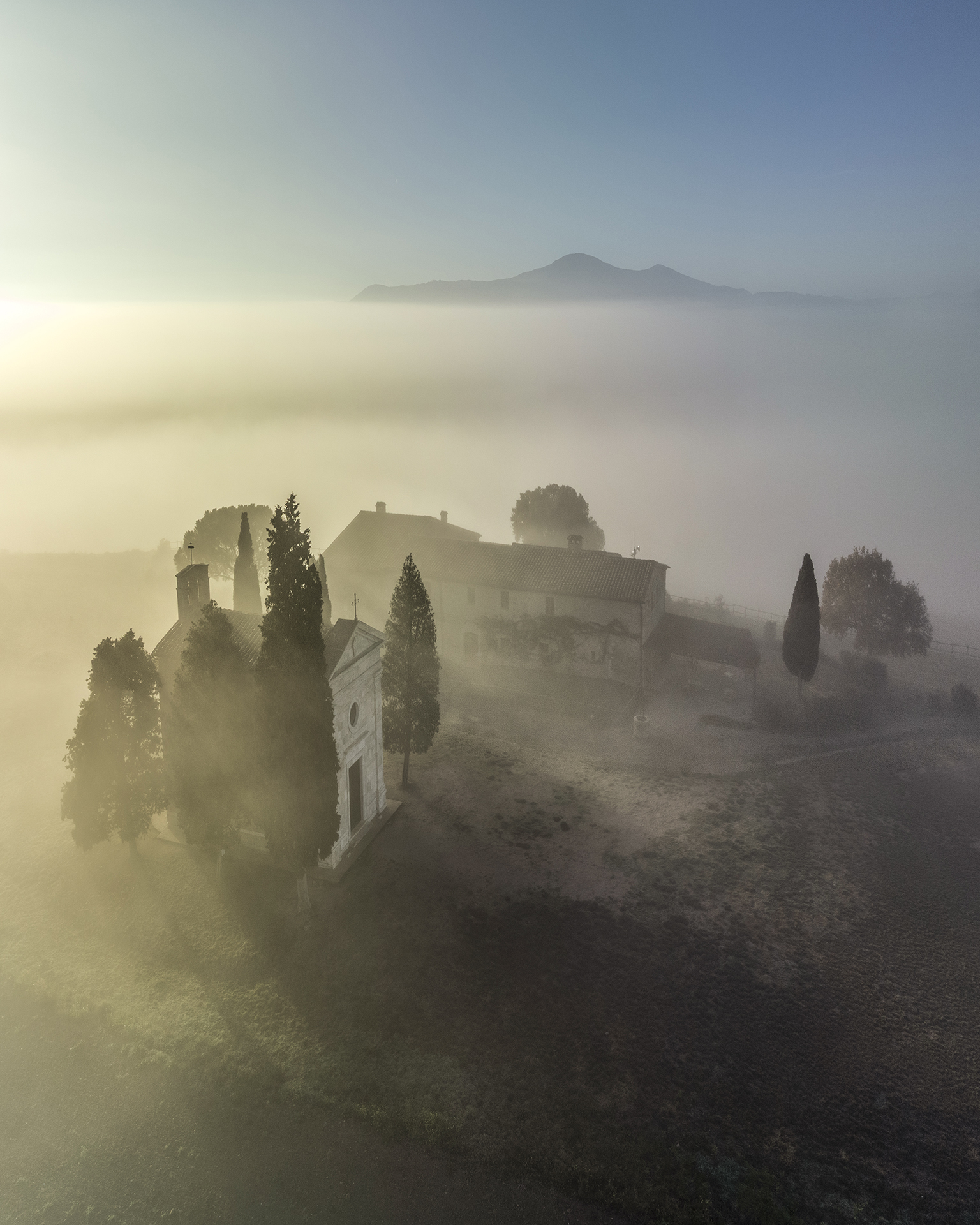 La Cappella di Vitaleta tra le nebbie della Val d'Orcia