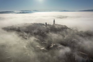Pienza tra la nebbia.