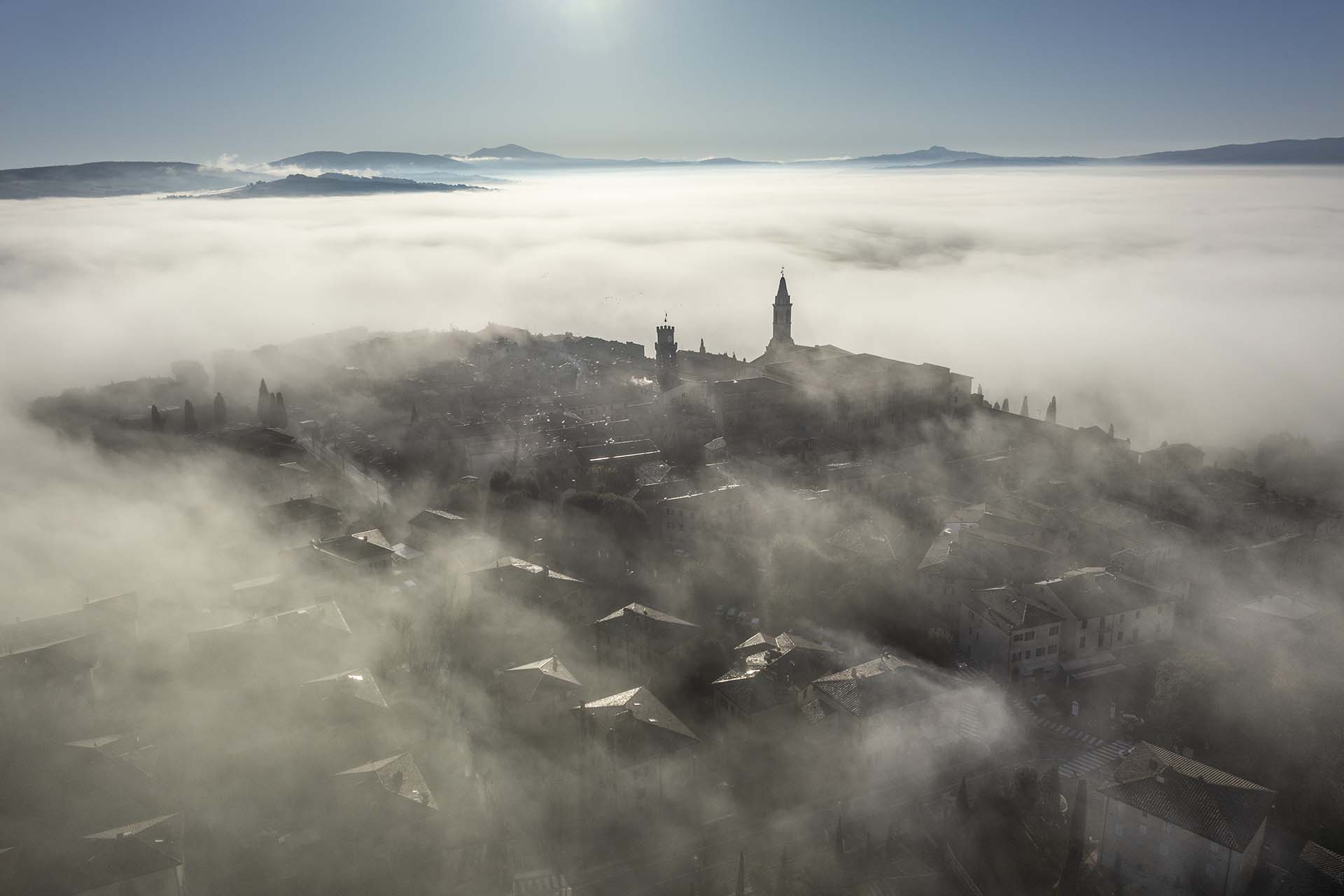 Pienza tra la nebbia.