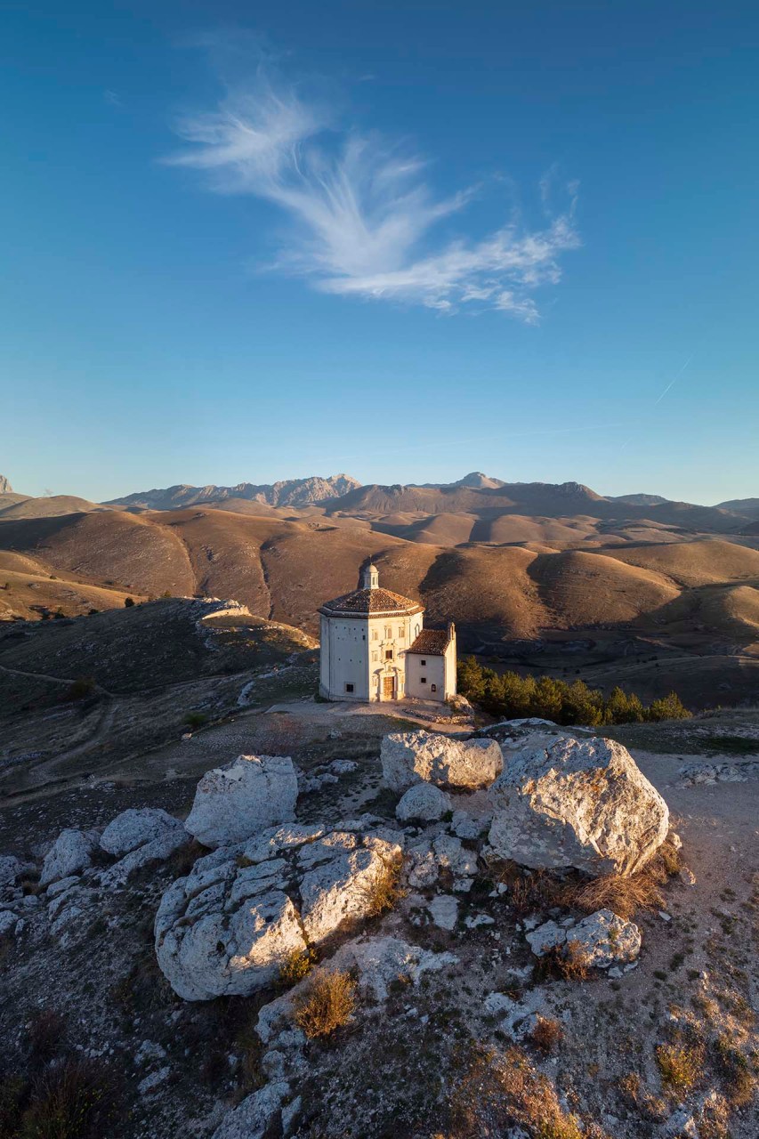 La chiesa di Santa Maria della Pietà nel paesaggio del Parco nazionale del Gran Sasso e Monti della Laga.