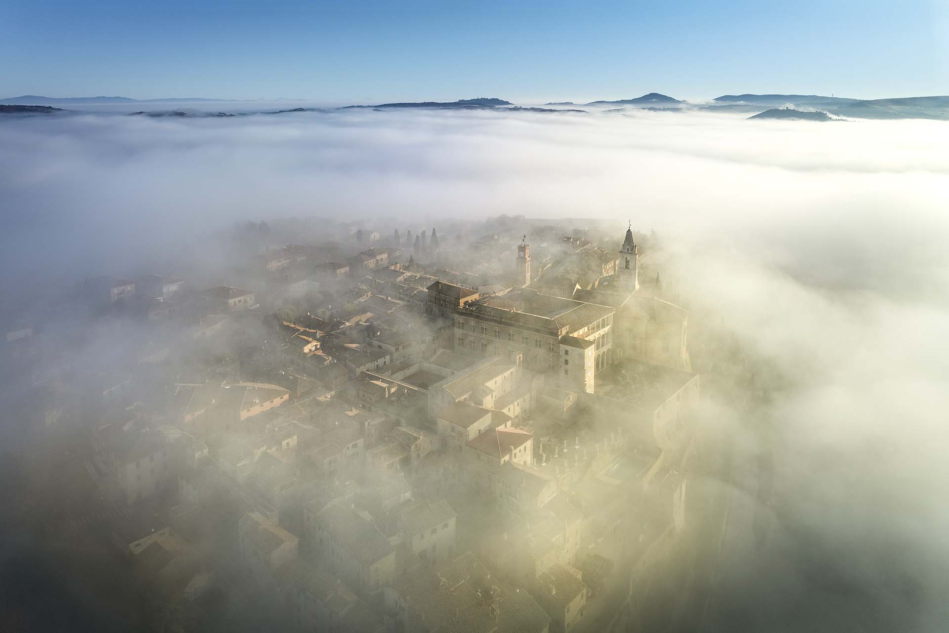 Pienza tra nuvole e nebbia.