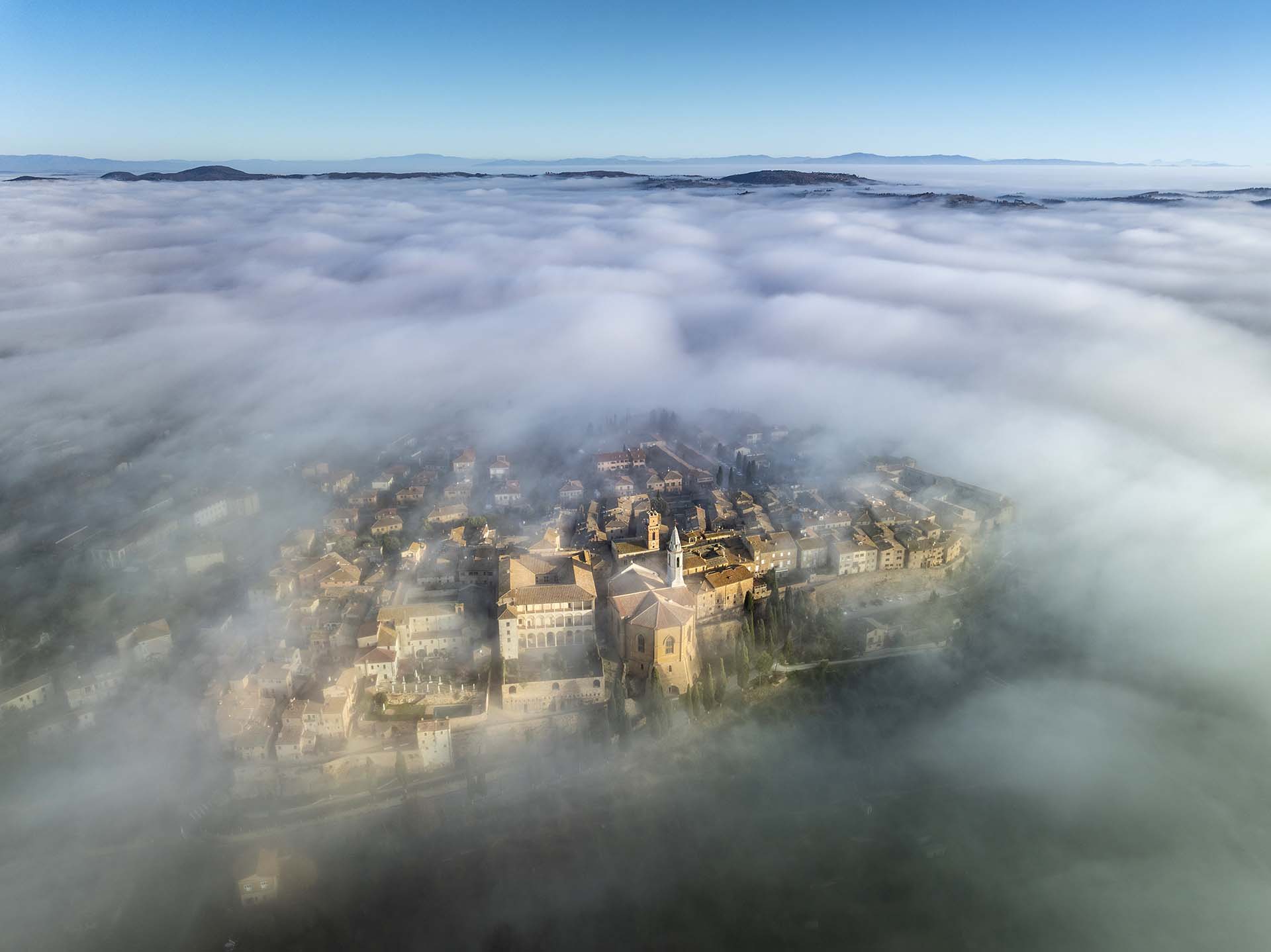 Pienza tra la nebbia.