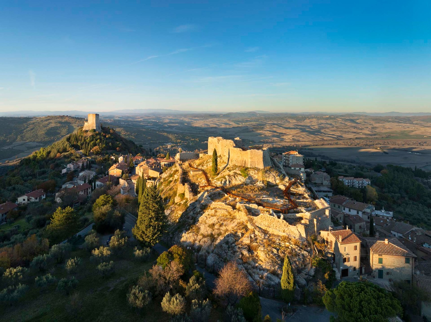 La Rocca Aldobrandesca di Castiglione d'Orcia e sullo sfondo la Rocca di Tentennano, torre medievale che domina il borgo di Rocca d'Orcia