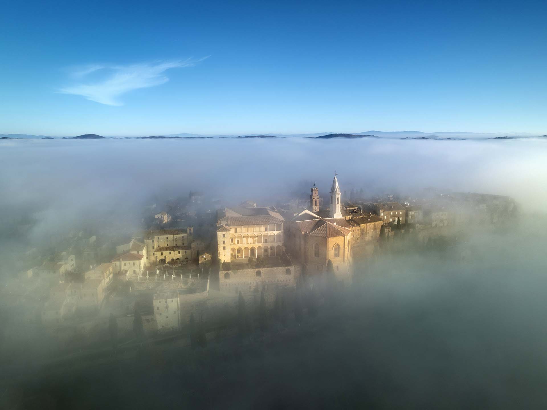 Pienza tra nebbia e nuvole.