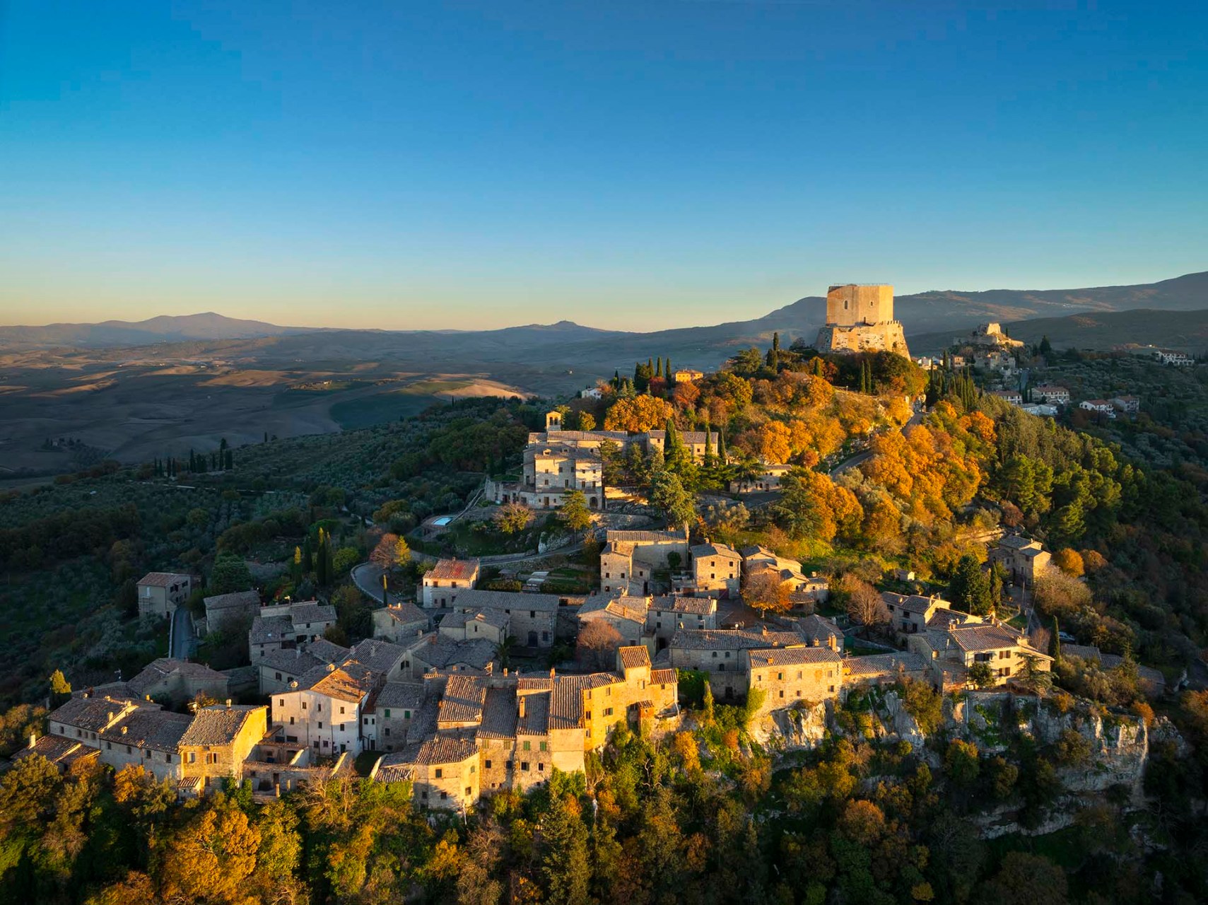 La Rocca di Tentennano, torre medievale che domina il borgo di Rocca d'Orcia