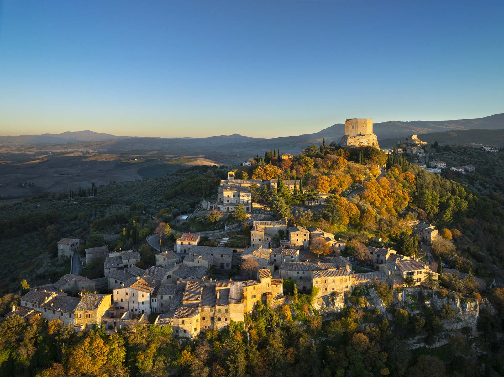 La Rocca di Tentennano, torre medievale che domina il borgo di Rocca d'Orcia