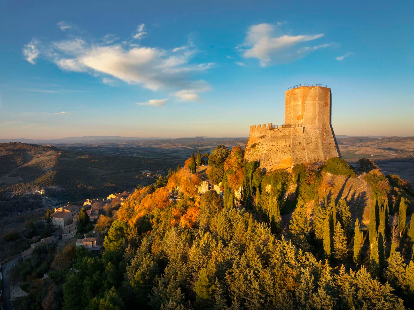 La Rocca di Tentennano, torre medievale che domina il borgo di Rocca d'Orcia