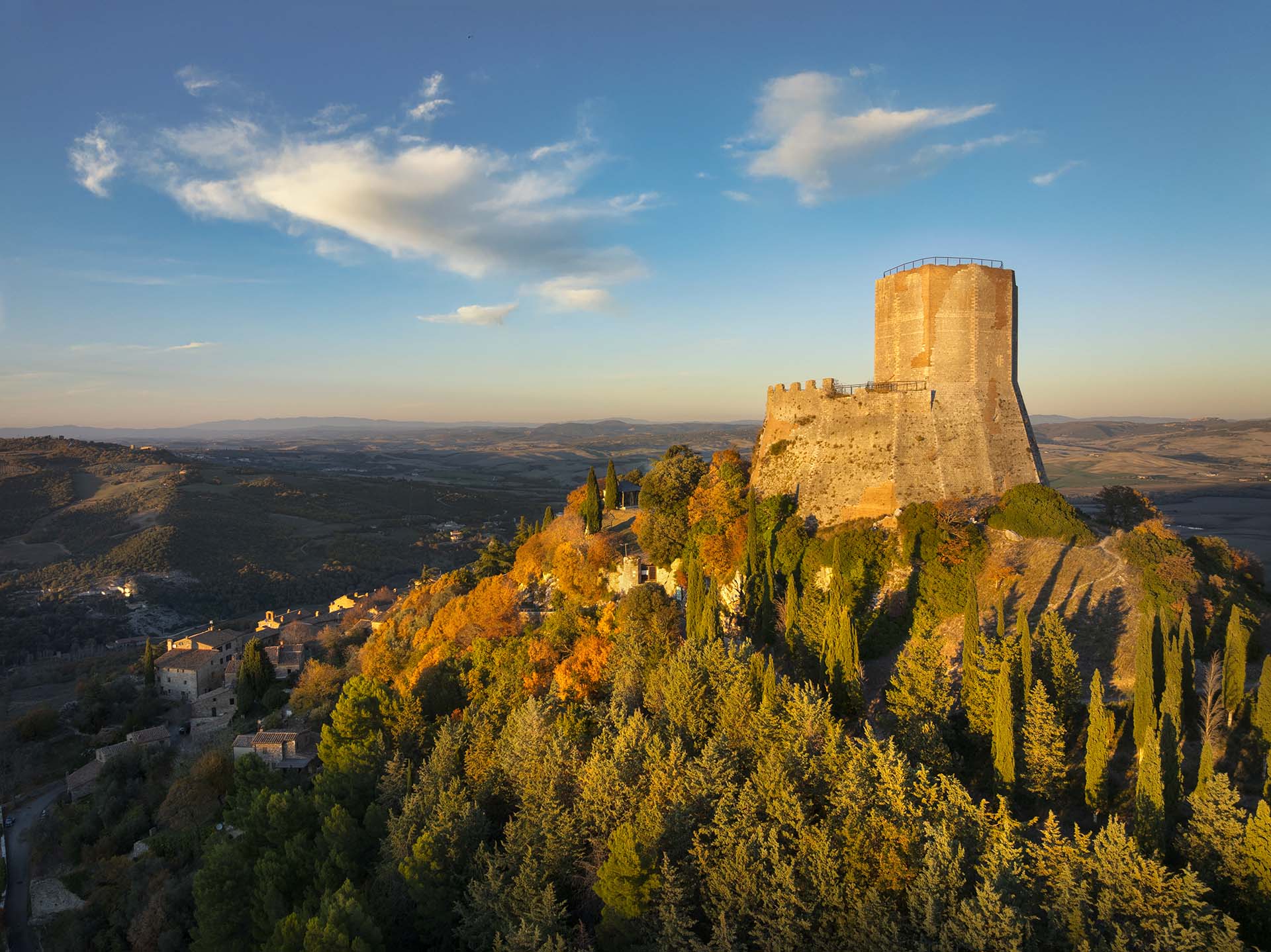 La Rocca di Tentennano, torre medievale che domina il borgo di Rocca d'Orcia