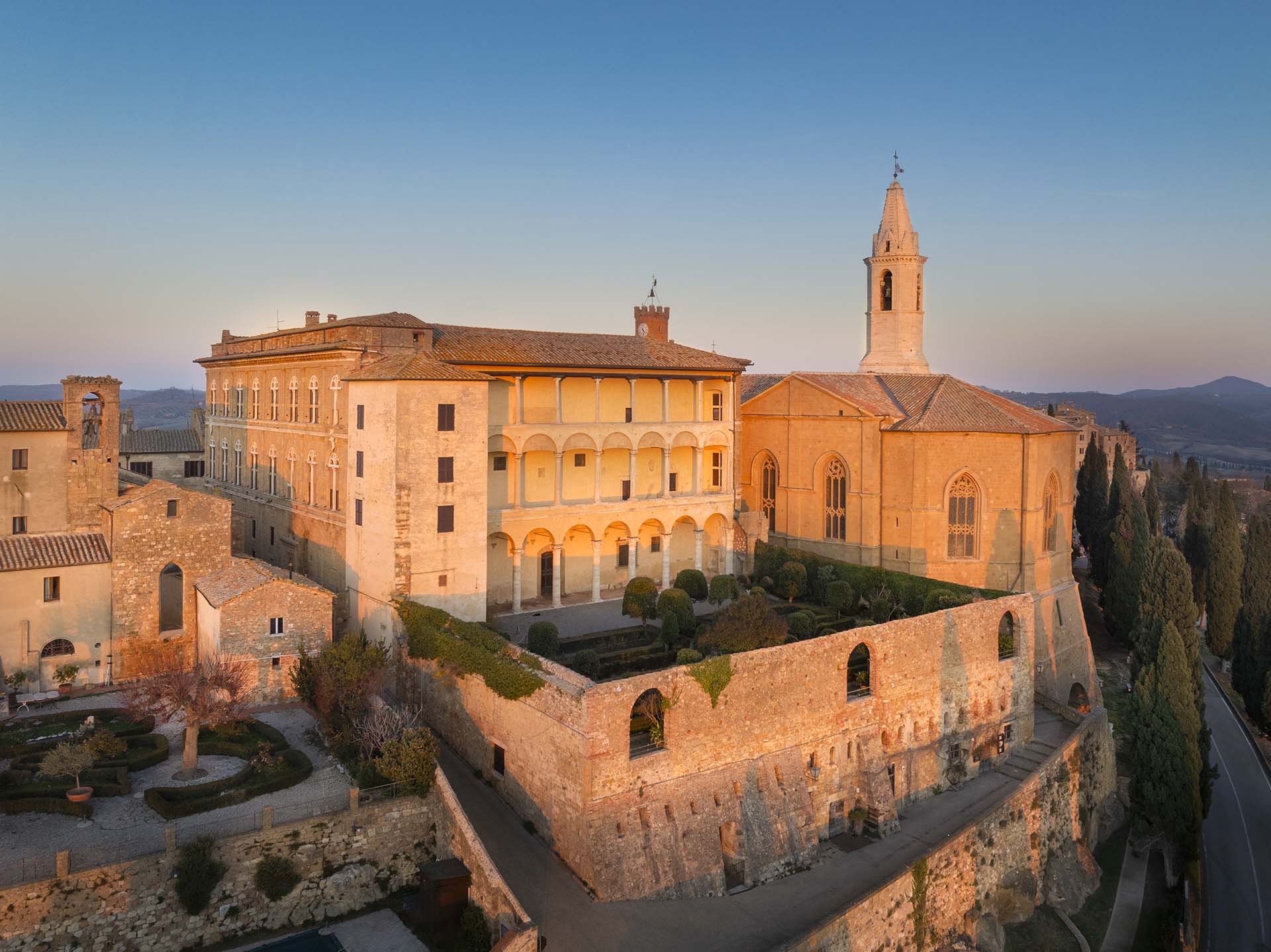 Palazzo Piccolomini con il suo giardino e il Duomo di Pienza.