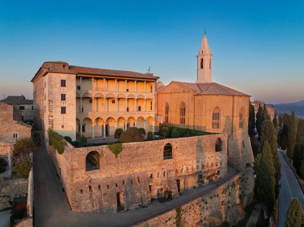 Palazzo Piccolomini con il suo giardino e il Duomo di Pienza