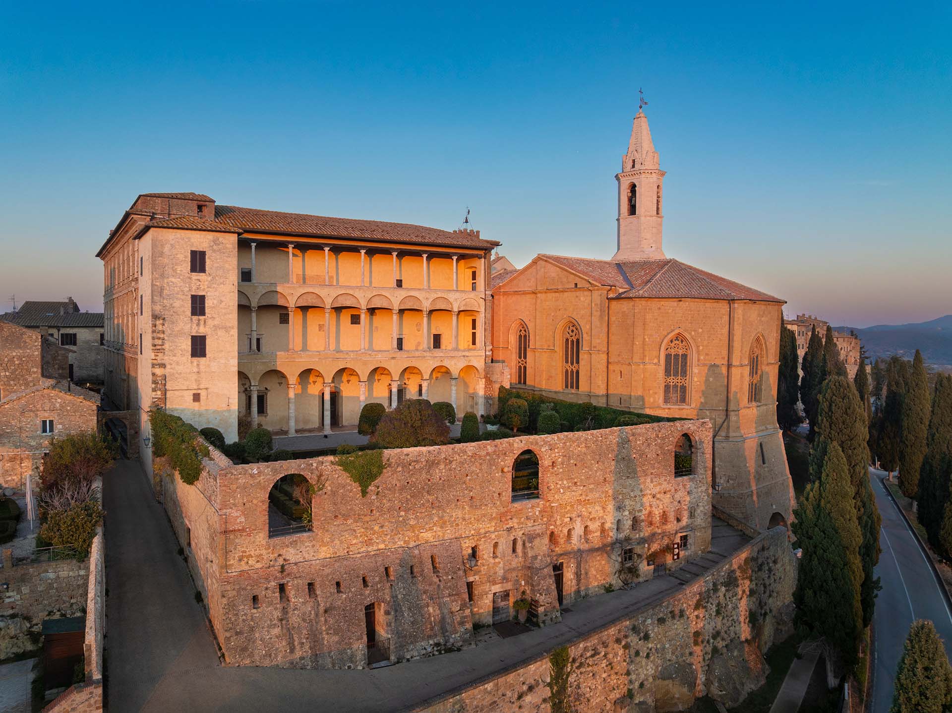 Palazzo Piccolomini con il suo giardino e il Duomo di Pienza