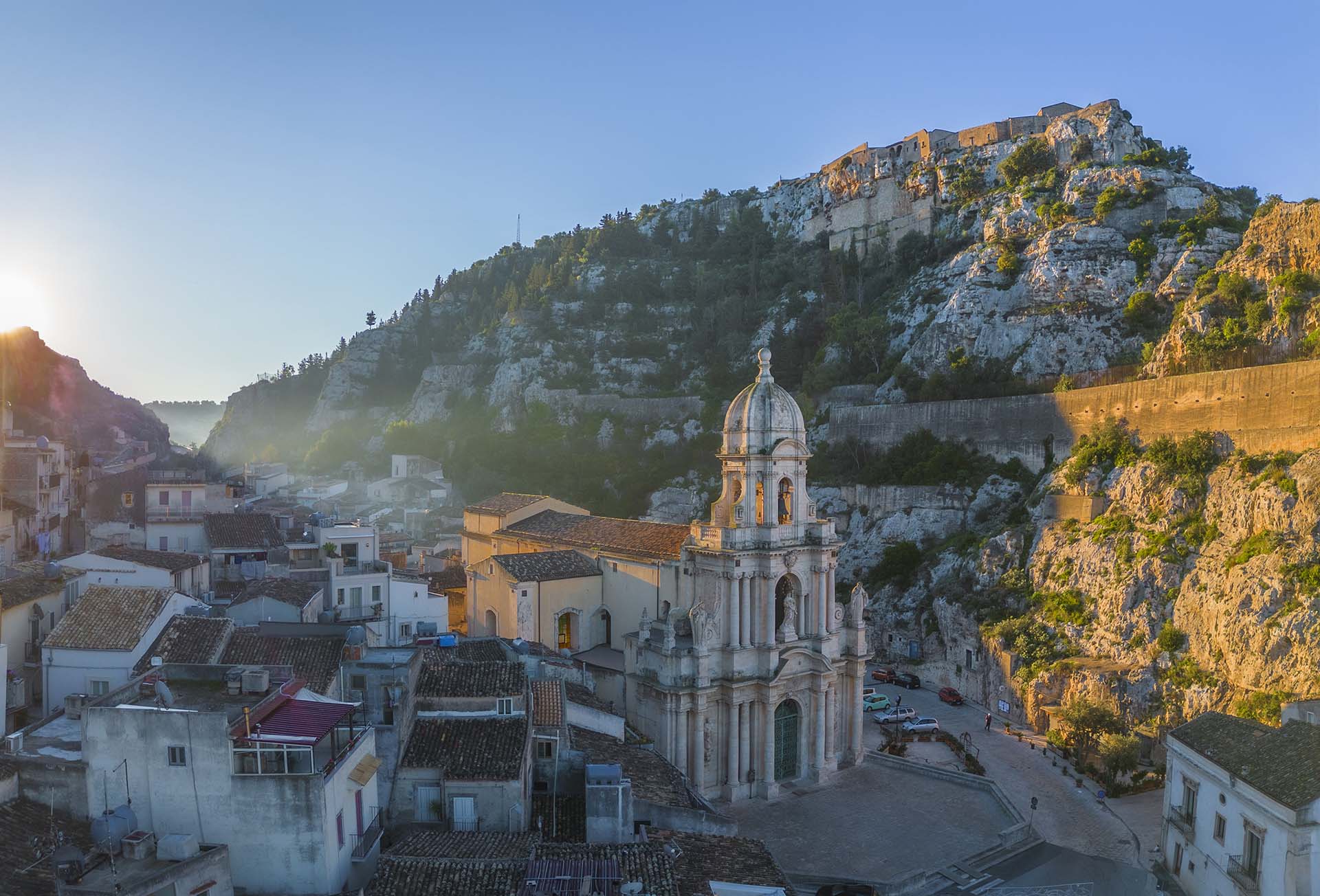 DJI_0447-HDR-Panorama-Luce d'aurora su Scicli, veduta della Chiesa di San Bartolomeo e della Cava