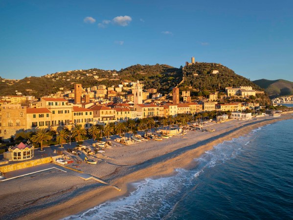 Veduta di Noli e la sua spiaggia.