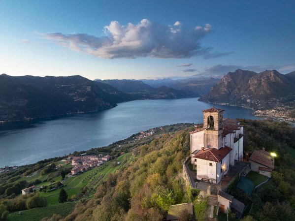 Il Santuario della Madonna della Ceriola su Monte Isola nel Lago d'Iseo.