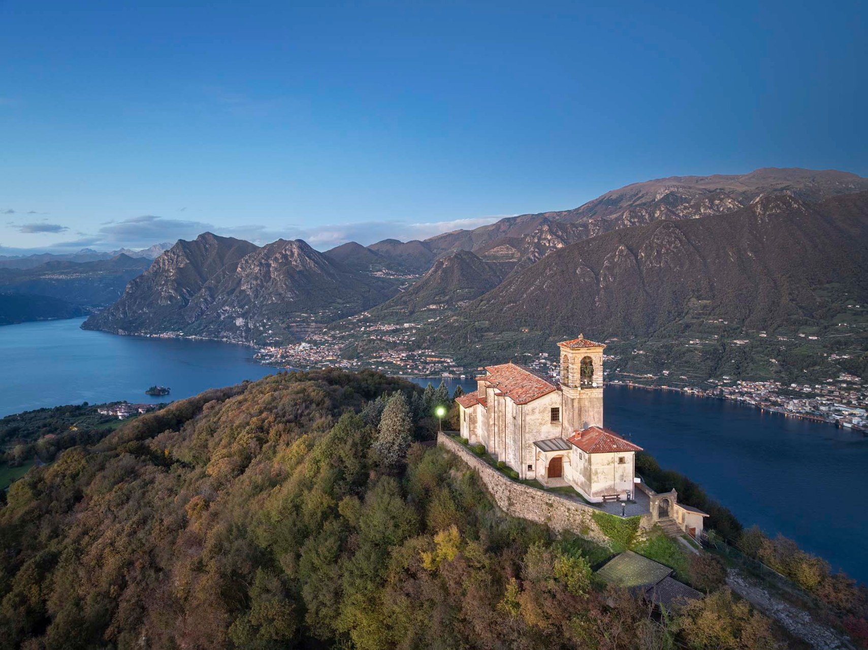 Il Santuario della Madonna della Ceriola su Monte Isola nel Lago d'Iseo.
