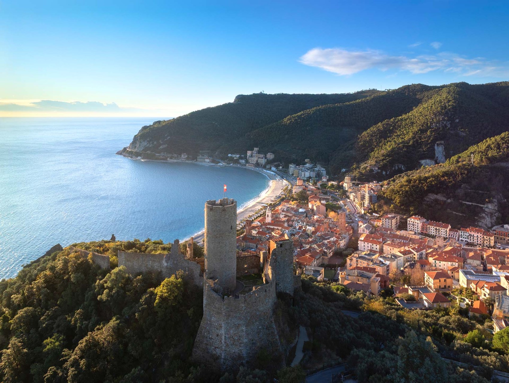 Il Castello di Monte Ursino domina il borgo di Noli