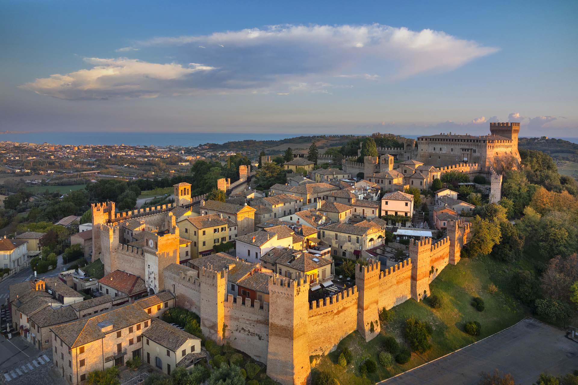 Visitare Gradara: itinerario tra il castello e i vicoli del borgo degli innamorati.