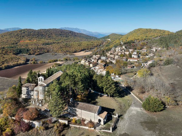 il borgo di Bominaco e il complesso monastico.