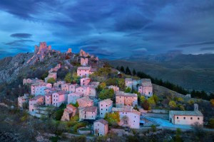 Il borgo di Rocca Calascio con il castello normanno.