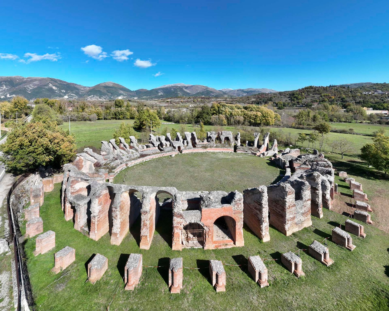 L'anfiteatro romano di Amiternum.