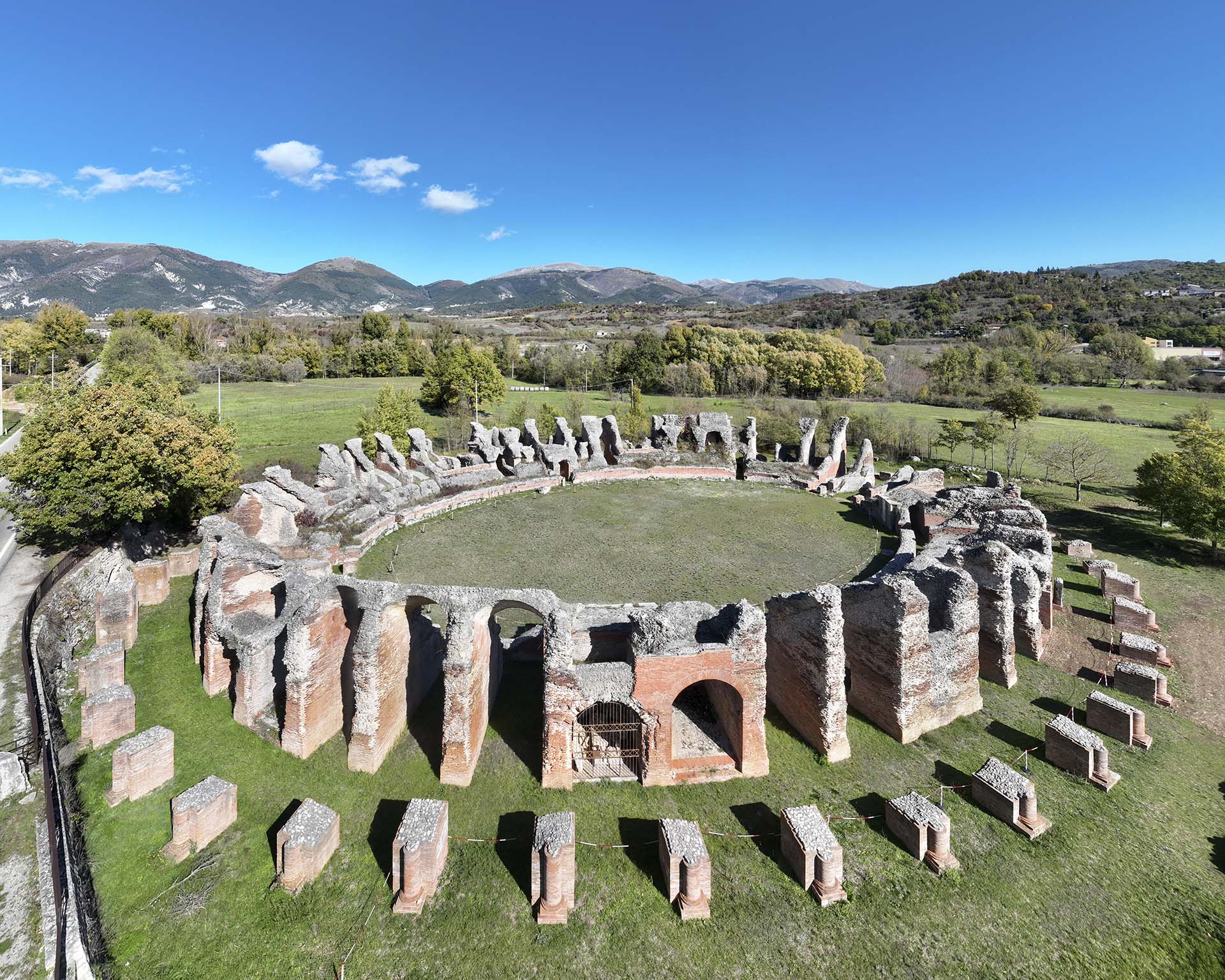 L'anfiteatro romano di Amiternum.