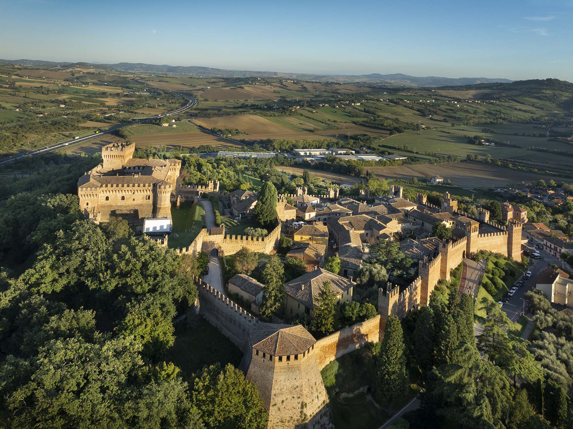 Visitare Gradara: itinerario tra il castello e i vicoli del borgo degli innamorati.