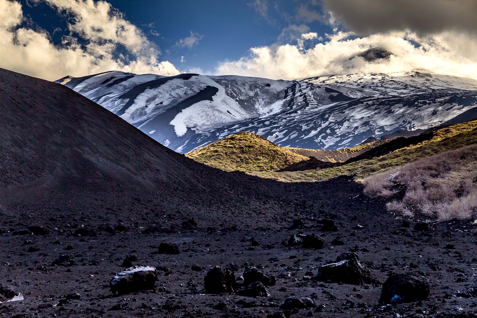 _MG_2627-Etna nord, geometrie Vulcaniche, dai coni del 2002 verso le cime innevate