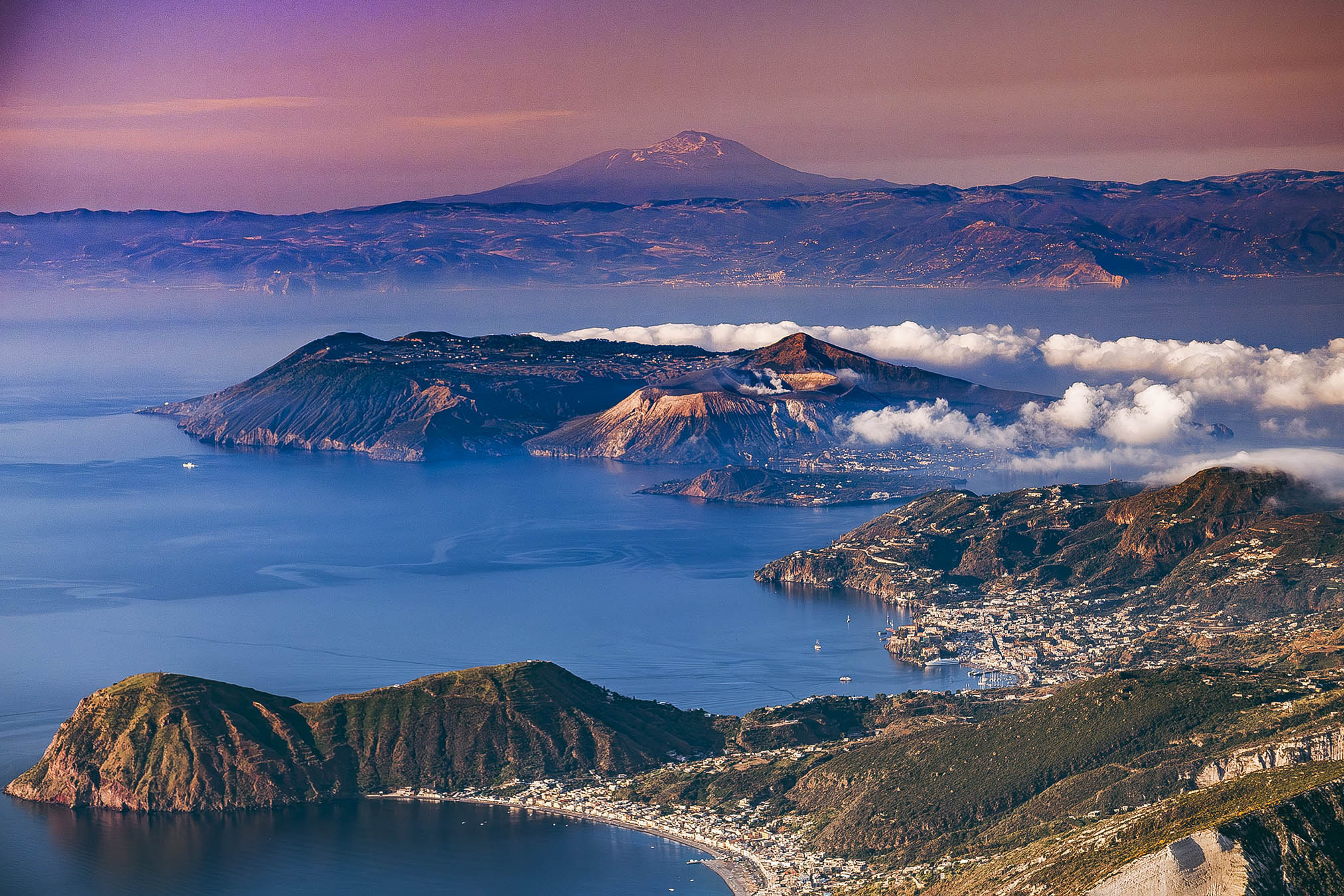 Isole Eolie, Lipari, Vulcano ed Etna sullo sfondo