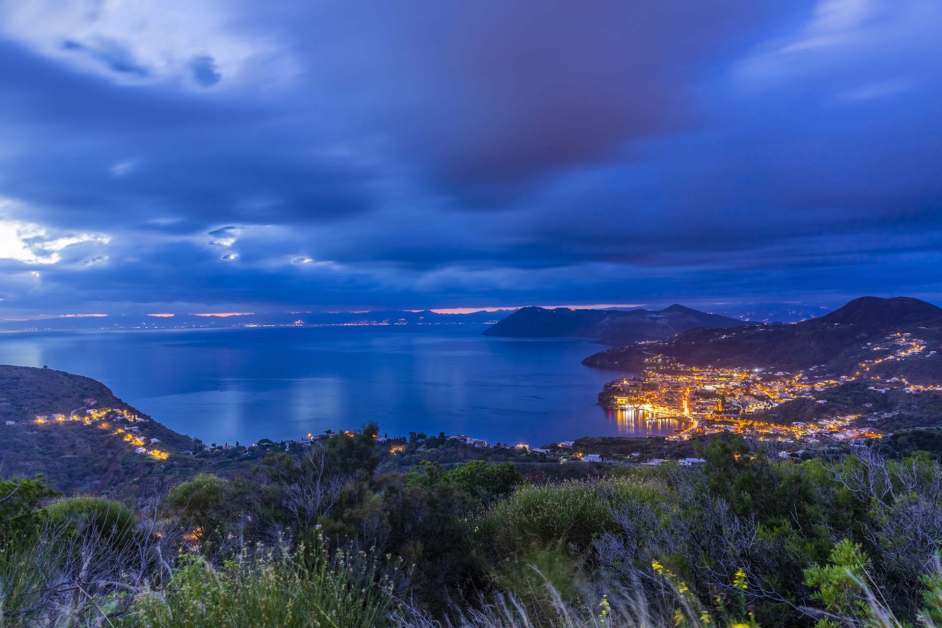 SAFF5186-HDR-Sguardi Incrociati tra Lipari, Vulcano e i Peloritani al crepuscolo
