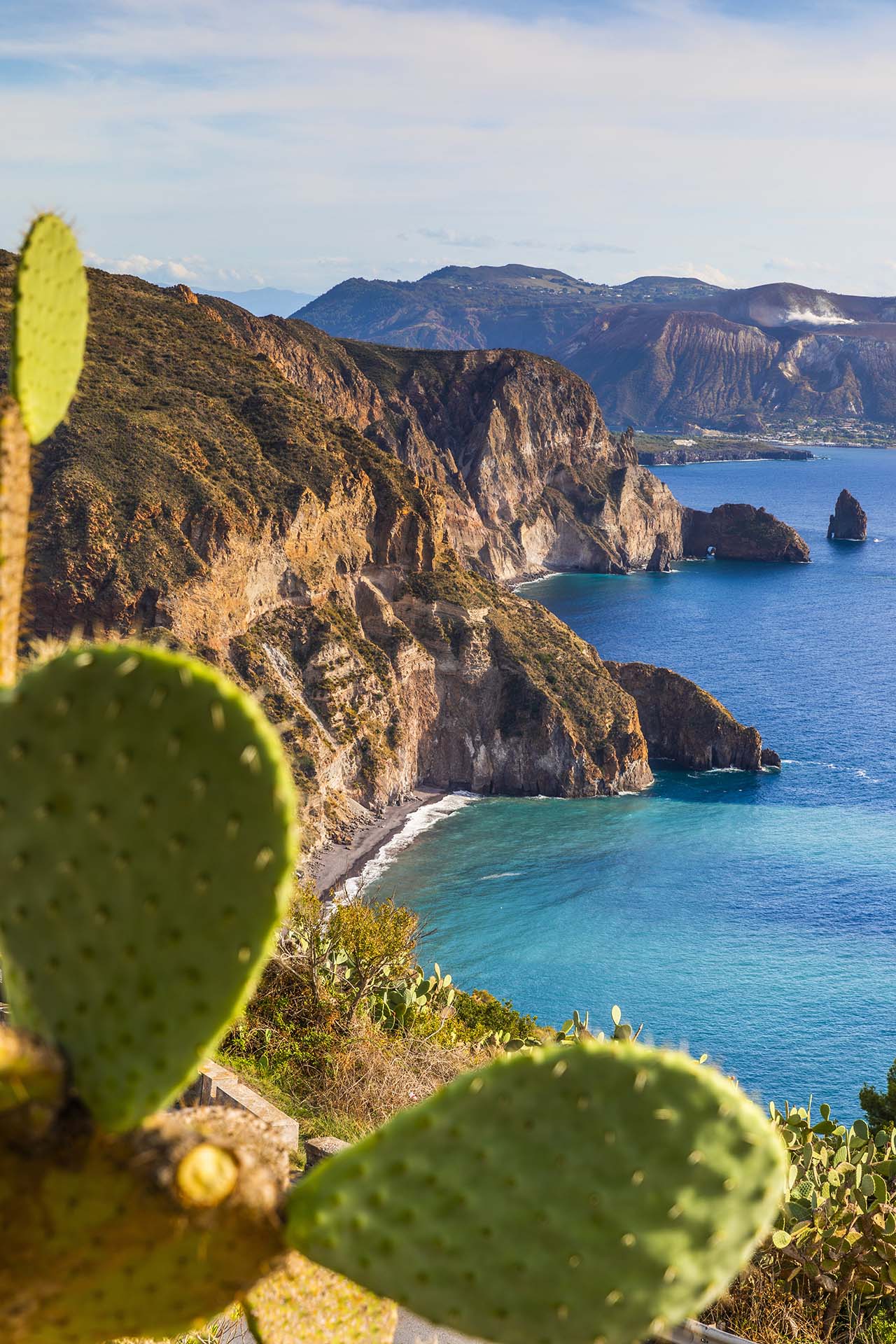 SAFF5441-Belvedere Quattrocchi, l'abbraccio tra Lipari e l'imponenza di Vulcano
