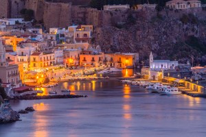SAFF5522-Isola di Lipari, il porto di Marina Corta illuminato al crepuscolo