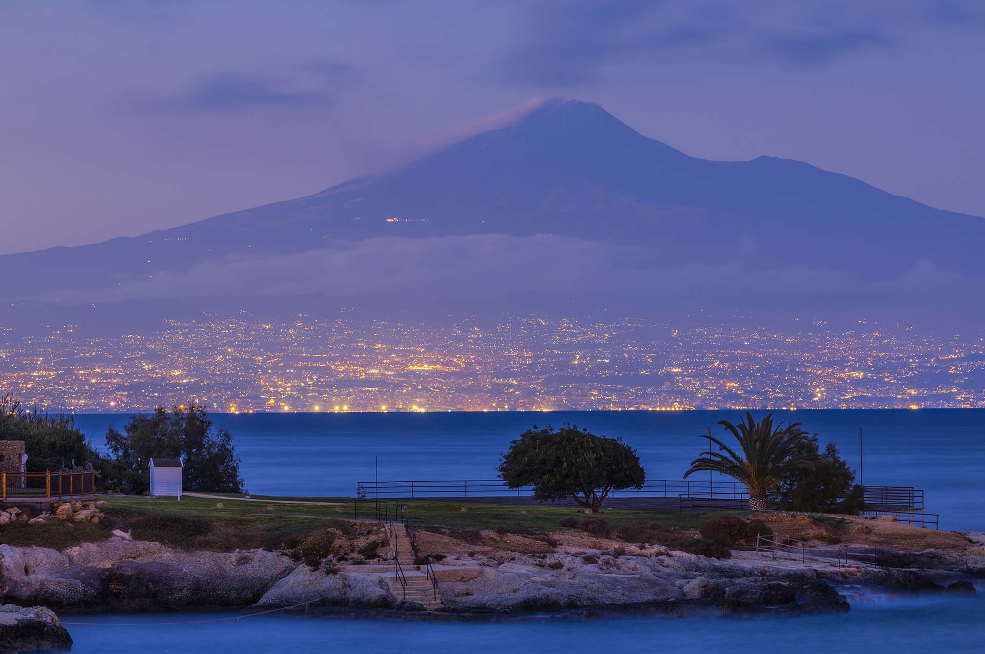 SAFF6219-L'ora blu a Brucoli con vista dell'Etna e Catania illuminata copia