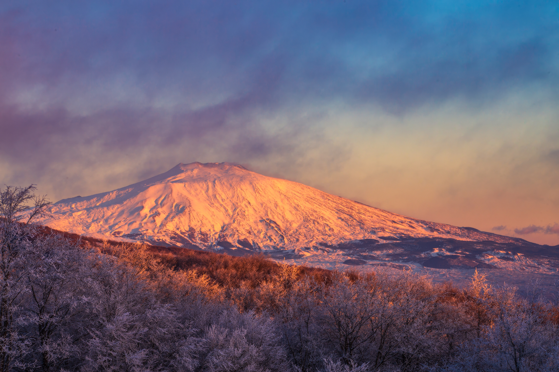 Una fredda escursione a Monte Soro regala un panorama unico: l’Etna innevata al tramonto, illuminata da sfumature violacee che avvolgono il paesaggio dei Nebrodi in un’atmosfera sospesa. Scopri il racconto e la fotografia.