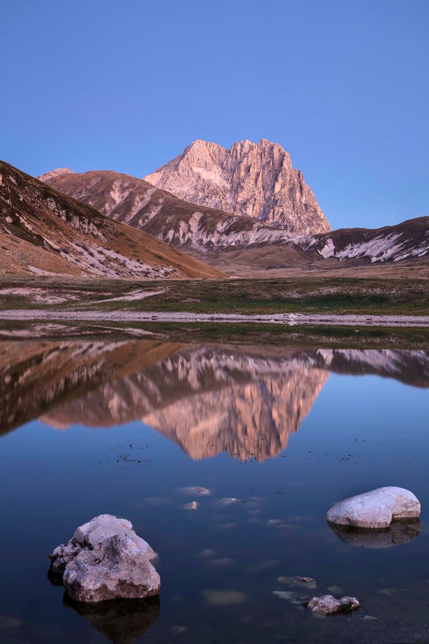 Il Gran Sasso si specchia nel laghetto Pietranzoni a Campo Imperatore.